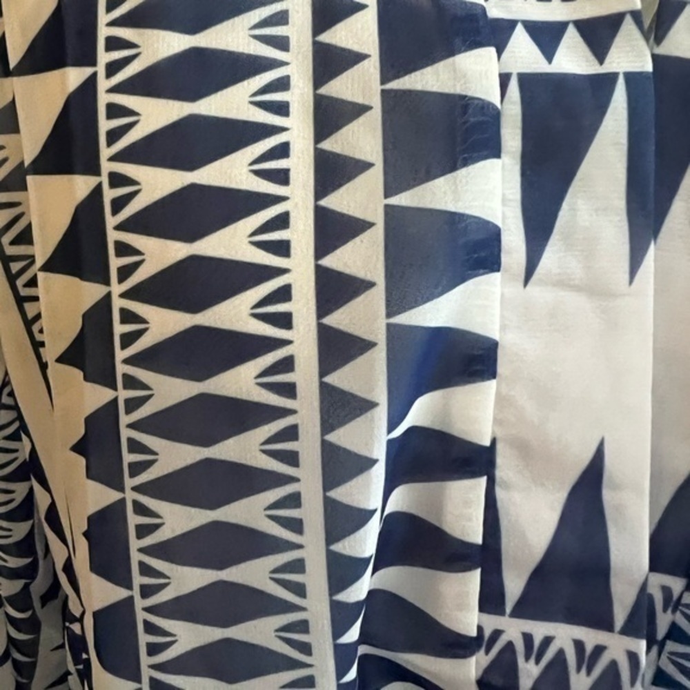 Lovely blue & white lined dress. Size M. Light and flowing. - Picture 2 of 3